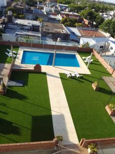 CasildaHotel Cuatro Plazas的享有带游泳池的庭院的顶部景致