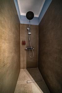 蒂米什瓦拉Hotel Cocó的带淋浴的浴室和墙上的风扇