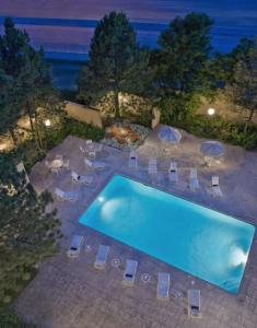 格林伍德村丹佛技术中心万豪酒店的享有带躺椅的游泳池的顶部景致