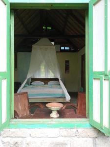 贾蒂卢维duegoal farmhouse的一间卧室配有一张床铺,窗户上配有桌子