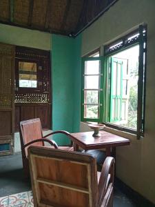 贾蒂卢维duegoal farmhouse的客房设有桌椅和窗户。