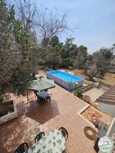 托雷科里梅纳Casa vacanze Villa Franca的享有带桌子和游泳池的天井的顶部景致