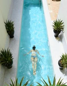 马拉喀什里亚德克瑞迪尼酒店的妇女在游泳池游泳