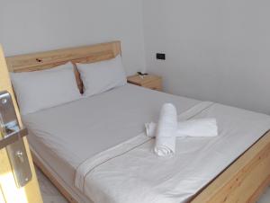 沃利迪耶Appartement Hajar的一张白色的床,上面有两条滚毛巾
