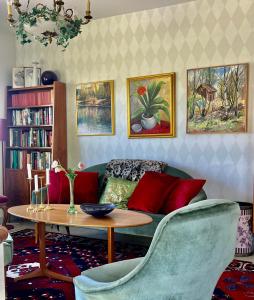 赛夫勒比勒鲁德别墅酒店的客厅配有沙发和桌子