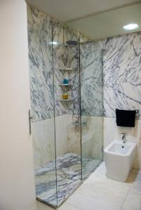 马托西纽什波尔图赛公寓的带淋浴、卫生间和盥洗盆的浴室