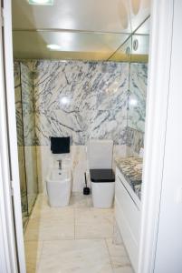 马托西纽什波尔图赛公寓的一间带卫生间和水槽的浴室