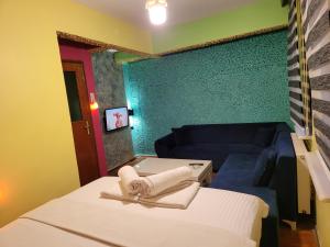 伯萨Sarı Köşk Butik Otel的一间小房间,配有两张床和一张沙发