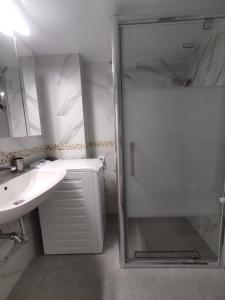 雅典Κοντα στην Ακροπολη的带淋浴和盥洗盆的白色浴室