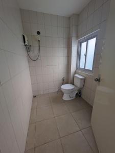 FerrolAnnabel's Resort的一间带卫生间和窗户的浴室