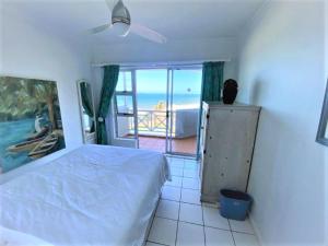 乌姆德洛蒂Tahiti 15的一间卧室配有一张床,享有海景