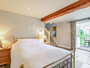 West Camel1 Bed in Castle Cary POLOC的一间带大床和楼梯的卧室