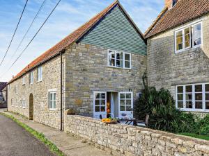 West Camel1 Bed in Castle Cary POLOC的一座石墙的古老石屋
