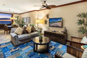 卡波雷Ko Olina Beach Villas O1404的客厅配有沙发和桌子