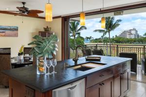 卡波雷Ko Olina Beach Villas O414的带柜台的海景厨房