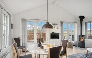 腓特烈西亚Awesome Home In Fredericia With Kitchen的一间带桌椅和电视的用餐室