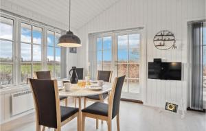 腓特烈西亚Awesome Home In Fredericia With Kitchen的一间带桌椅和窗户的用餐室