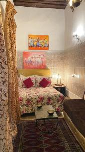 拉巴特DAR LALLA Aicha 2的一间卧室配有一张床和一张桌子