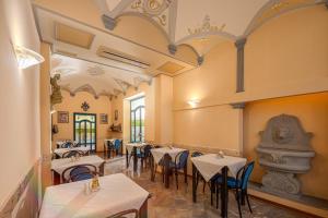 佛罗伦萨城市酒店的一间在房间内配有桌椅的餐厅