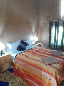 梅尔祖卡拉比博特奥博格宾馆的一间卧室配有一张床和两个带灯的床头柜