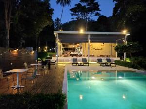 象岛内斯特森斯度假酒店的游泳池(带桌椅的庭院)
