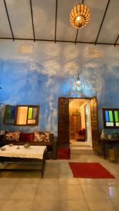 拉巴特DAR LALLA Aicha 2的带沙发和蓝色墙壁的客厅