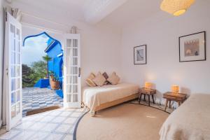 索维拉Villa Beldi的一间卧室设有一张床和一个开放式门