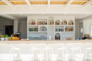 奥斯图尼Ostuni a Mare的一间酒吧,在房间内配有白色凳子