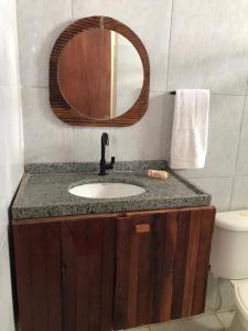 拉巴拉德纳圣米格尔Pousada da Sami的一间带水槽和镜子的浴室