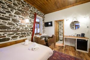 奥吉欧司吉玛洛斯Agios Germanos的一间设有两张床和石墙的房间