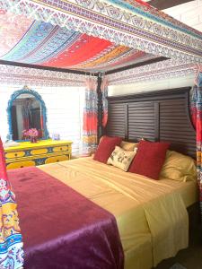 拉莫纳George Gardens的一间卧室配有一张带天蓬的大床
