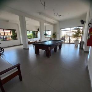 卡拉瓜塔图巴Lindo apartamento com vista para o mar em Caraguá!的大型客房设有台球桌