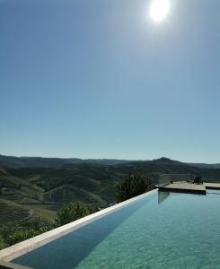圣玛尔塔迪佩纳吉昂Quinta de Travassinhos- Douro Valley的享有乡村景色的游泳池
