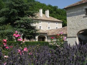 BrozeChâteau Lecusse - La Grande Roche - Hôtel, Spa, Boutique & Restaurant的前面有一堆鲜花的建筑