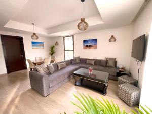 Luxurious Golf & Sea View Beach Apartment with Pool Access - Cocon de Taghazout Bay的休息区