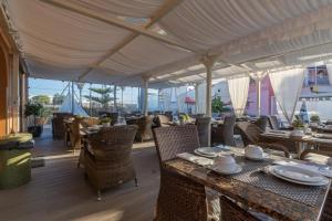 拉戈斯维拉斯D迪尼斯旅馆 - 迷人居所（仅限成人）的一间带桌椅的用餐室和帐篷