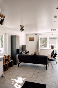 柏林Apartment in Seenähe的客厅配有沙发和桌子