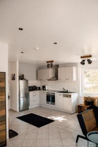 柏林Apartment in Seenähe的厨房配有白色橱柜和不锈钢用具