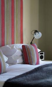 哈里奇码头酒店的一张带台灯的床和两个枕头