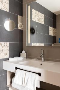 图尔Hilton Garden Inn Tours Centre, France的浴室设有白色水槽和镜子