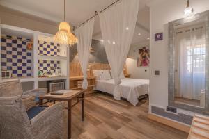 拉戈斯维拉斯D迪尼斯旅馆 - 迷人居所（仅限成人）的一间卧室配有一张床、一张沙发和一张桌子
