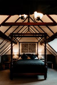 坎诺克橡树农场酒店的一间卧室,卧室内配有一张天蓬床
