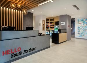南波特兰TownePlace Suites Portland Airport ME的酒店大堂设有Hello South portland柜台