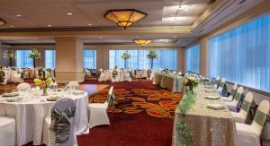 匹兹堡匹兹堡市中心万豪酒店的宴会厅配有白色的桌子和白色的椅子