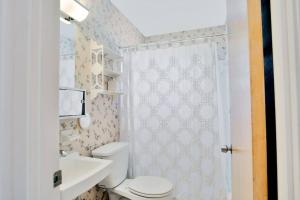 维洛海滩Cozy cottage for longer stays!的浴室配有卫生间、盥洗盆和淋浴。
