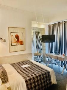 卡斯托里亚安德洛墨达精品酒店的一间卧室配有一张床、一张桌子和一张桌子