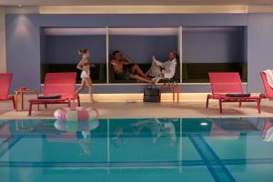 圣彼得奥尔丁阿勒尔福斯Spa酒店的一群人坐在游泳池周围