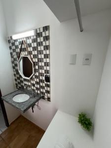 若昂佩索阿Pousada Mangai的一间带水槽和镜子的浴室