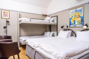 斯德哥尔摩STF朗霍尔曼旅馆的带两张双层床的客房中的两张床