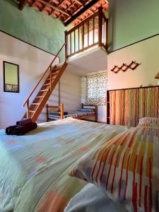 卡纳内亚拉加马尔生态酒店的一间带大床和楼梯的卧室